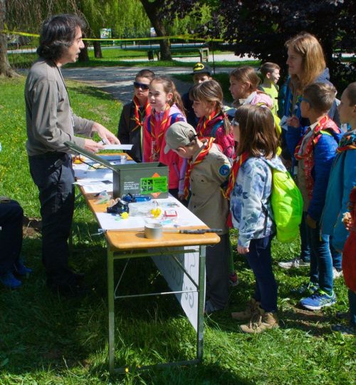 Explaining geocaching to young scouts